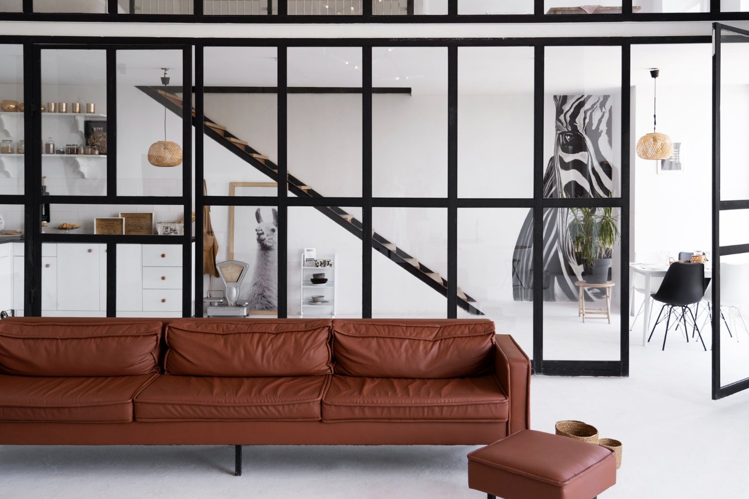 Jak połączyć meble industrialne z glamour, żeby uniknąć chaosu w aranżacji?