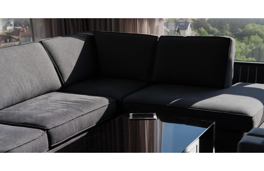 Czarne meble w salonie - zalety i wady tego rozwiązania. 